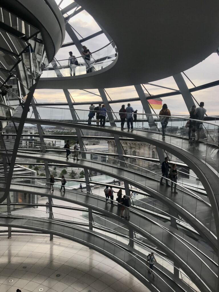 Bei einem Besuch im Reichstag Berlin kannst du in der Kuppel hinaufgehen