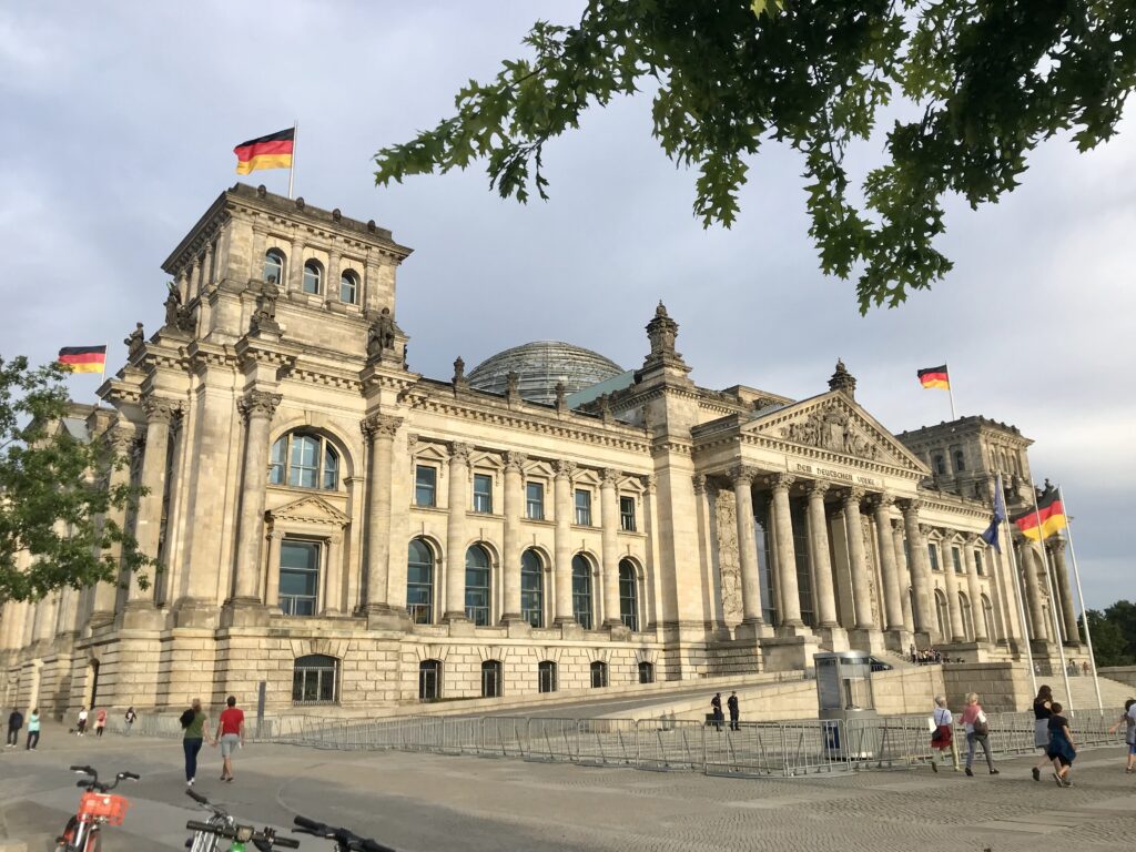 Reichstag Berlin - das historische Gebäude steht beim Brandenburger Tor