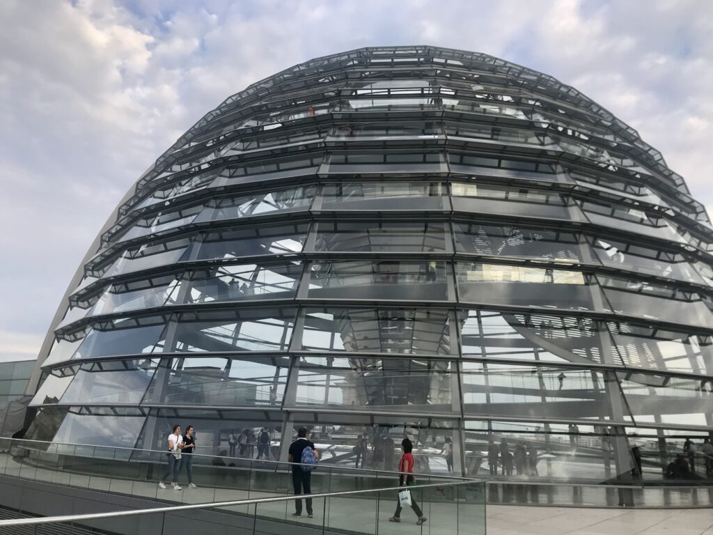 Reichstag Berlin mit der modernen Glaskuppel