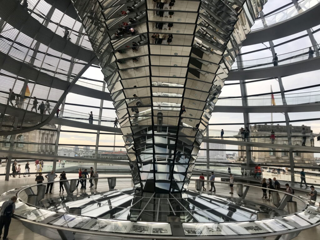Schau dir unbedingt den Reichstag Berlin von innen an