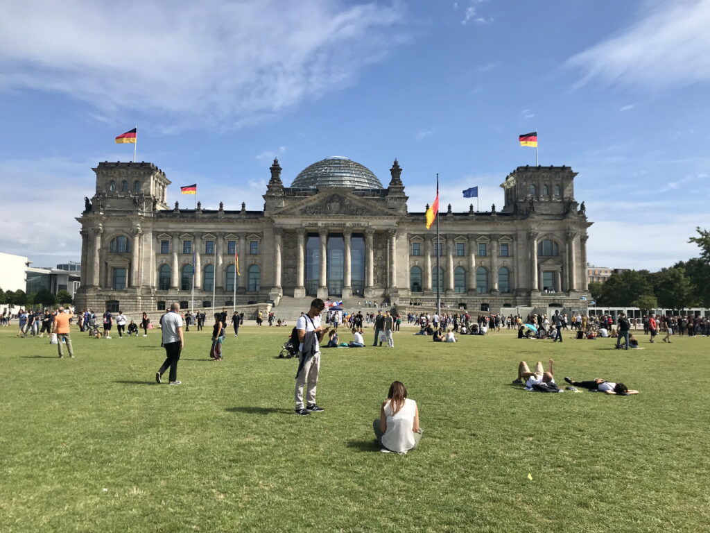 Reichstag Berlin - rund um das Gebäude gibt es viel öffentliche Grünfläche