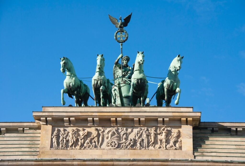 Die Brandenburger Tor Quadriga mit dem Pferdegespann und der Siegesgöttin